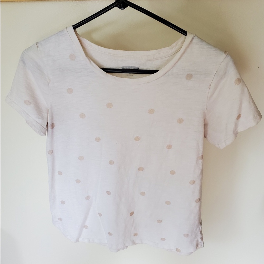 I’m selling a white polka-dotted t-shirt.
